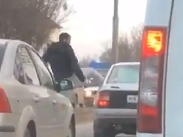 Разгневанный водитель устроил жесткую разборку на дороге и попал на видео в Пятигорске Разгневанный водитель устроил жесткую разборку на дороге и попал на видео в Пятигорске