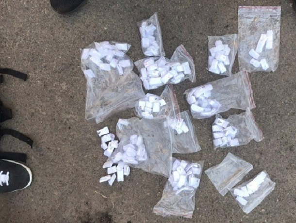 50 пакетиков с наркотиками изъяли полицейские у дилеров в Пятигорске 50 пакетиков с наркотиками изъяли полицейские у дилеров в Пятигорске
