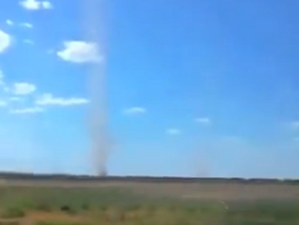 Смерч в поле сняли на видео в Ставропольском крае Смерч в поле сняли на видео в Ставропольском крае