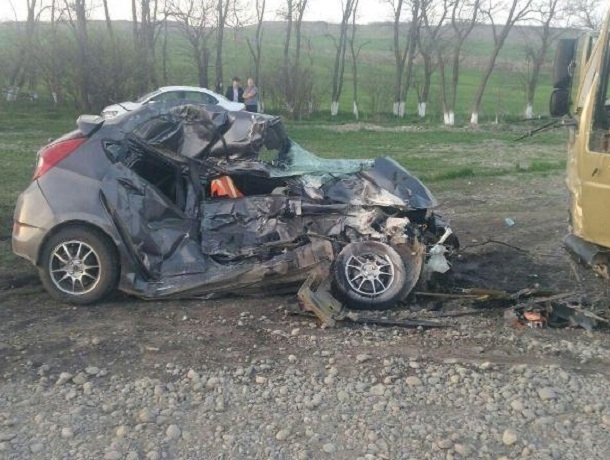 Водитель «Соляриса» разбился насмерть в страшном ДТП с фурой под Ставрополем Водитель «Соляриса» разбился насмерть в страшном ДТП с фурой под Ставрополем