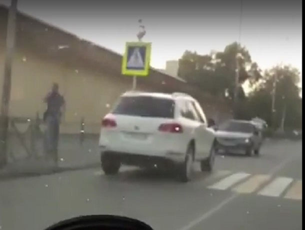 Автохам на белом внедорожнике припарковался на пешеходном переходе и ушел по делам в Ставропольском крае Автохам на белом внедорожнике припарковался на пешеходном переходе и ушел по делам в Ставропольском крае