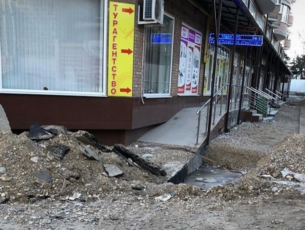 На опасные «раскопки» перед домом пожаловались жители Пятигорска На опасные «раскопки» перед домом пожаловались жители Пятигорска