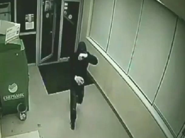 Ставрополец не успел взломать банкомат и притворился спящим, когда приехала полиция Ставрополец не успел взломать банкомат и притворился спящим, когда приехала полиция