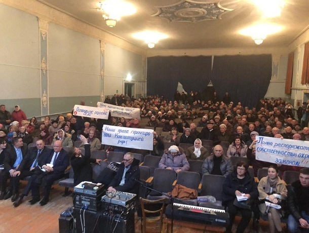 «Мы не рабы, дайте нам самим управлять своей землей»: ставропольские крестьяне «воюют» с арендатором «Мы не рабы, дайте нам самим управлять своей землей»: ставропольские крестьяне «воюют» с арендатором