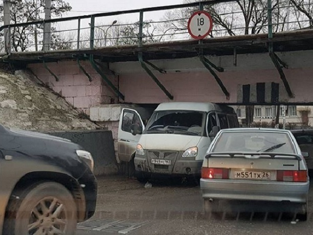 Навигатор завел «Газель» под знаменитый мост-ловушку в Пятигорске Навигатор завел «Газель» под знаменитый мост-ловушку в Пятигорске
