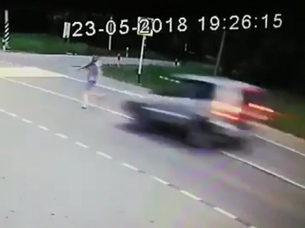 Появилось видео смерти пешехода под колесами «Нивы» на трассе в Ставропольском крае Появилось видео смерти пешехода под колесами «Нивы» на трассе в Ставропольском крае