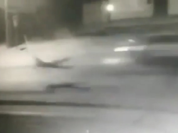 Страшные кадры со сбитым на огромной скорости подростком попали на видео Страшные кадры со сбитым на огромной скорости подростком попали на видео