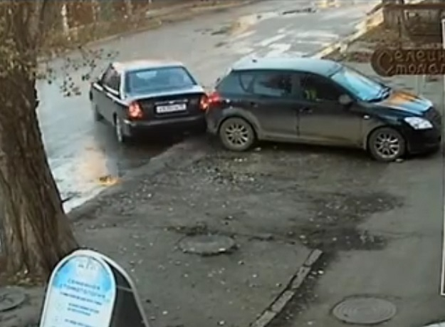 Аварийный занос лихого гонщика с тараном чужой машины и последующим бегством попал на видео в Пятигорске Аварийный занос лихого гонщика с тараном чужой машины и последующим бегством попал на видео в Пятигорске