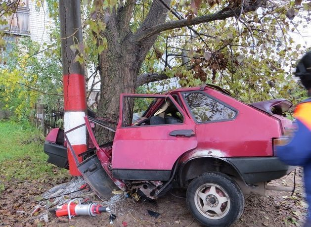 Автовор угнал ВАЗ из Ставрополя и врезался на нем в дерево во время погони Автовор угнал ВАЗ из Ставрополя и врезался на нем в дерево во время погони