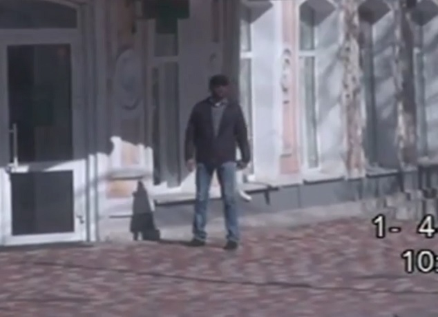 Прогулка собиравшегося расстреливать людей террориста попала на видео в Ставрополе Прогулка собиравшегося расстреливать людей террориста попала на видео в Ставрополе