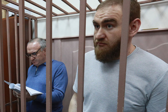 Экс-сенатора КЧР Рауфа Арашукова и его отца оставили за решеткой еще на четыре месяца Экс-сенатора КЧР Рауфа Арашукова и его отца оставили за решеткой еще на четыре месяца