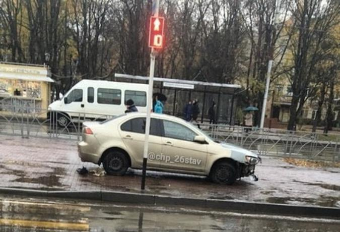 Ставрополец на японском седане снёс уличную ограду Ставрополец на японском седане снёс уличную ограду
