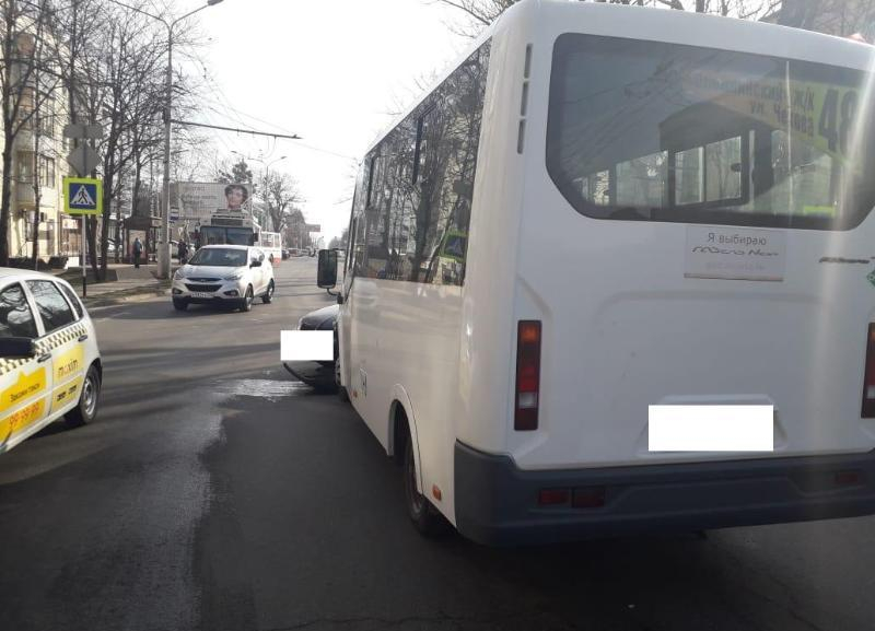 В Ставрополе в аварии с маршруткой пострадали два пассажира В Ставрополе в аварии с маршруткой пострадали два пассажира