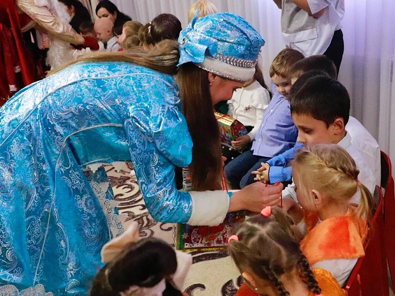 На Ставрополье родители возмущены запретом присутствовать на детских утренниках из-за коронавируса На Ставрополье родители возмущены запретом присутствовать на детских утренниках из-за коронавируса