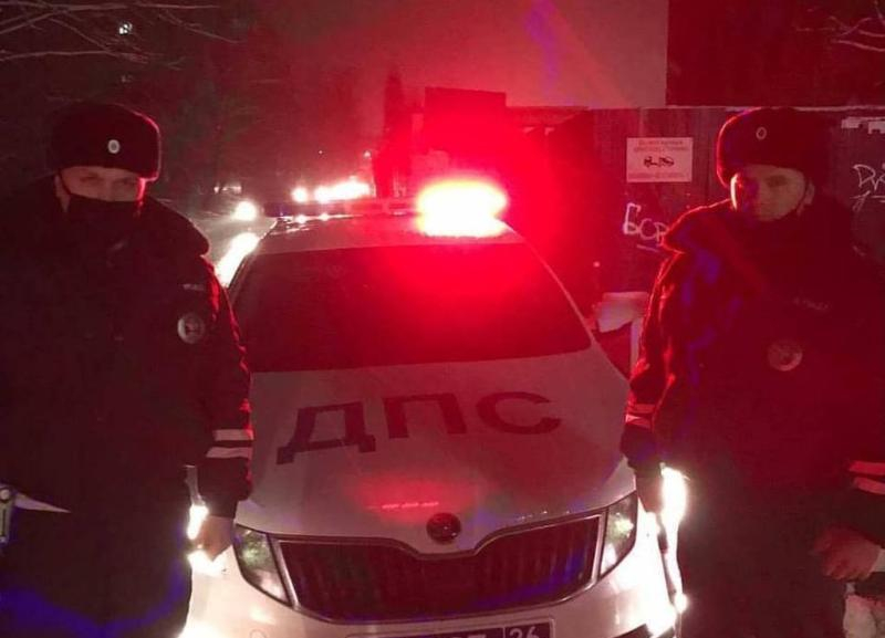 В Ставрополе экипаж ДПС помог девушке быстро добраться до дома больной матери В Ставрополе экипаж ДПС помог девушке быстро добраться до дома больной матери