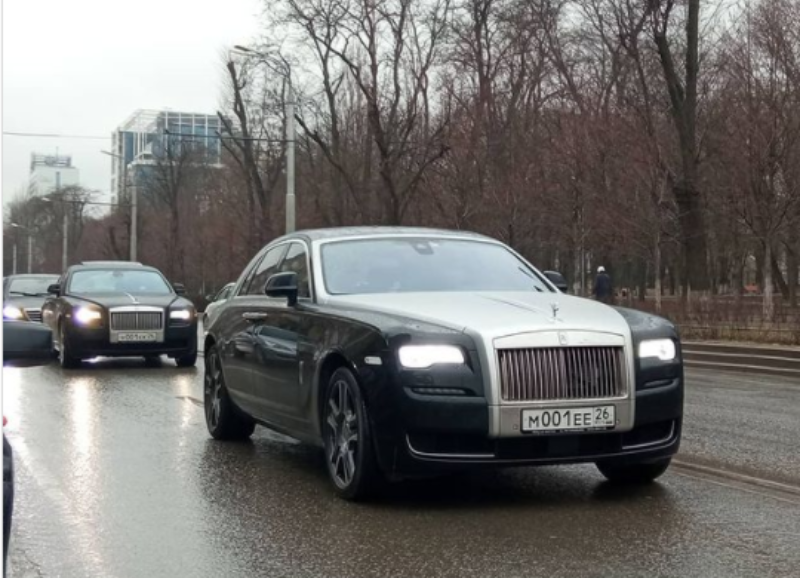 В Ростове-на-Дону «засветился» кортеж из Rolls-Royce и Mercedes со ставропольскими номерами В Ростове-на-Дону «засветился» кортеж из Rolls-Royce и Mercedes со ставропольскими номерами