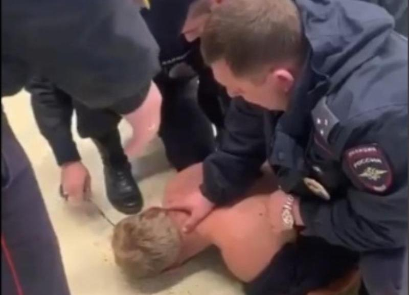 В Михайловске полицейские избили покупателя без маски В Михайловске полицейские избили покупателя без маски
