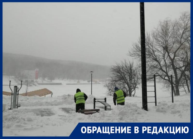 Ставропольские коммунальщики убирают от снега Комсомольский пруд Ставропольские коммунальщики убирают от снега Комсомольский пруд 