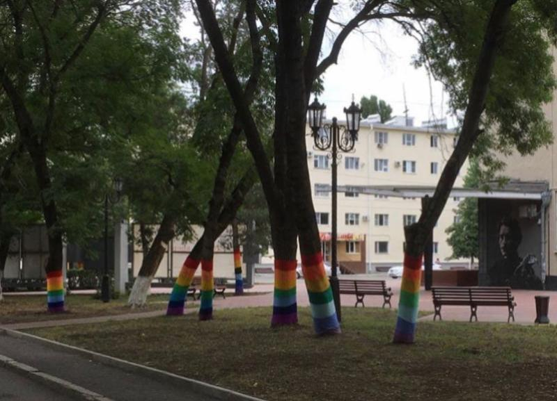 В Невинномысске деревья «одели» в радугу В Невинномысске деревья «одели» в радугу