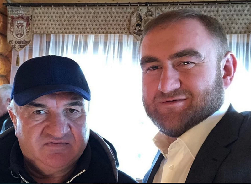Отец и сын Арашуковы оставлены под стражей до конца июля Отец и сын Арашуковы оставлены под стражей до конца июля