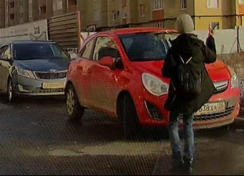 В Ставрополе малолетний вандал поцарапал чужие машины В Ставрополе малолетний вандал поцарапал чужие машины