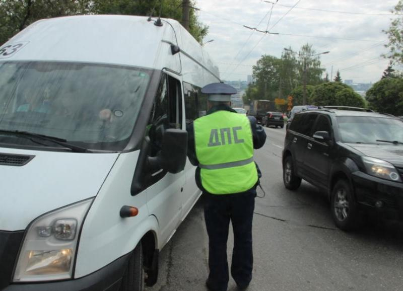 В Ставрополе толпы людей ждали общественный транспорт из-за рейда по маршруткам В Ставрополе толпы людей ждали общественный транспорт из-за рейда по маршруткам