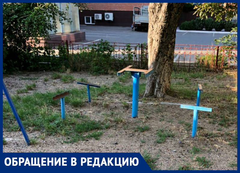 Детская площадка у диагностического центра в Изобильном оставляет желать лучшего Детская площадка у диагностического центра в Изобильном оставляет желать лучшего