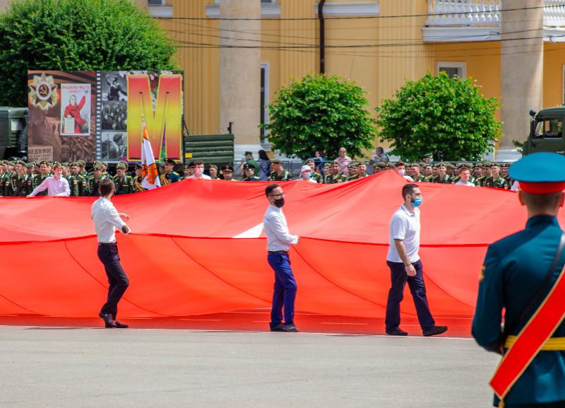 Самое большое в мире знамя Победы развернут на параде в Ставрополе Самое большое в мире знамя Победы развернут на параде в Ставрополе