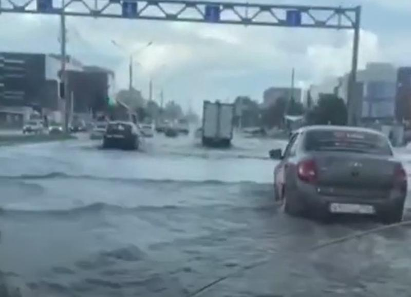 Получасовой дождь образовал море на дорогах Ставрополя Получасовой дождь образовал море на дорогах Ставрополя