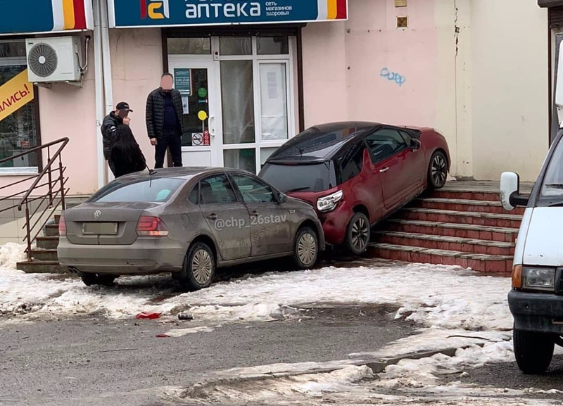Эпичный заезд ставропольского водителя в аптеку стал хитом в соцсетях Эпичный заезд ставропольского водителя в аптеку стал хитом в соцсетях