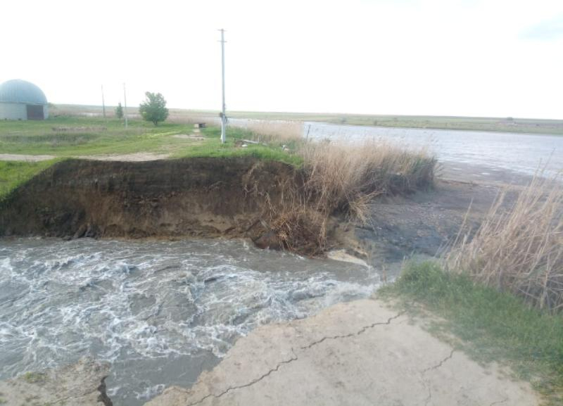 В селе Чернолесском прорвало дамбу В селе Чернолесском прорвало дамбу