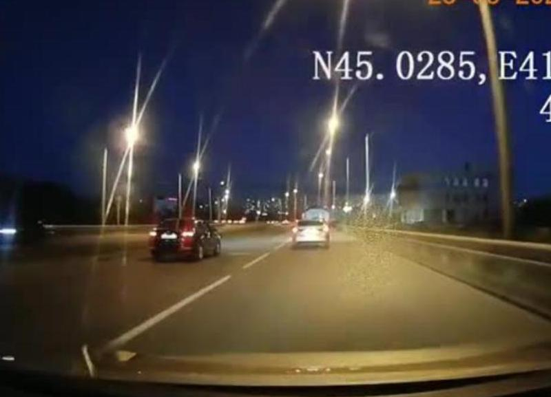 Метеорит диаметром около метра пролетел в небе над Ставрополем Метеорит диаметром около метра пролетел в небе над Ставрополем