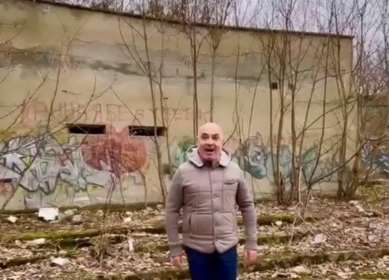 Шоумен Михаил Грушевский высмеял кинотеатр под открытым небом в Ессентуках Шоумен Михаил Грушевский высмеял кинотеатр под открытым небом в Ессентуках