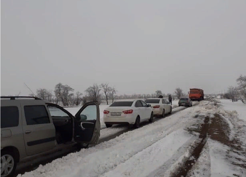 Движению на дорогах Ставрополья местами все еще препятствует снег Движению на дорогах Ставрополья местами все еще препятствует снег
