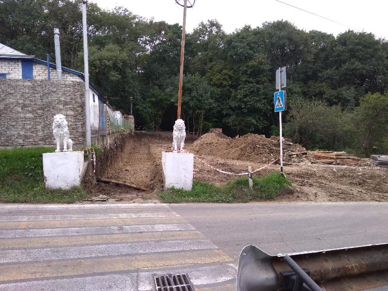 Знаменитый проход со львами к Комсомольскому пруду закрыт для ставропольцев Знаменитый проход со львами к Комсомольскому пруду закрыт для ставропольцев