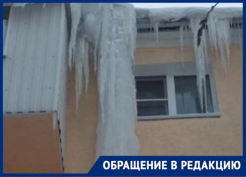 Жительница Ставрополя пожаловалась на опасную наледь на доме Жительница Ставрополя пожаловалась на опасную наледь на доме