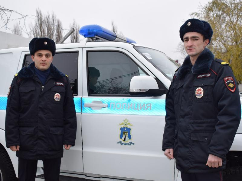 Ставропольские полицейские помогли спасти задыхающегося двухлетнего ребенка Ставропольские полицейские помогли спасти задыхающегося двухлетнего ребенка