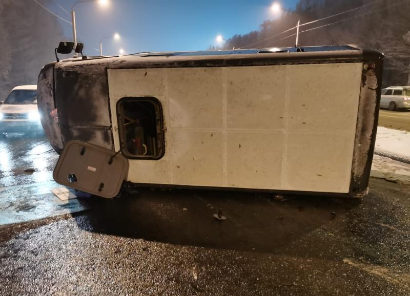 В Ставрополе на Западном обходе перевернулся автобус с пассажирами В Ставрополе на Западном обходе перевернулся автобус с пассажирами