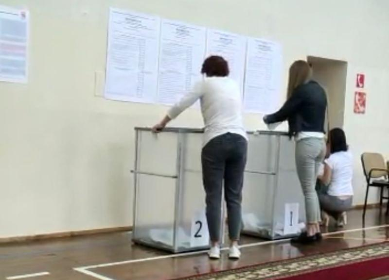 В Буденновске урны для бюллетеней опечатали после начала голосования В Буденновске урны для бюллетеней опечатали после начала голосования