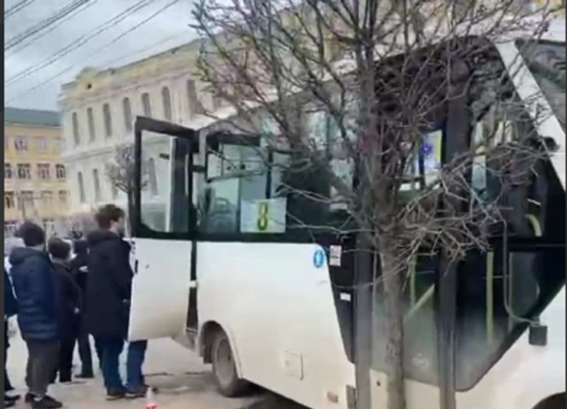 В Ставрополе из-за столкновения легковушки и маршрутки пострадал один человек В Ставрополе из-за столкновения легковушки и маршрутки пострадал один человек