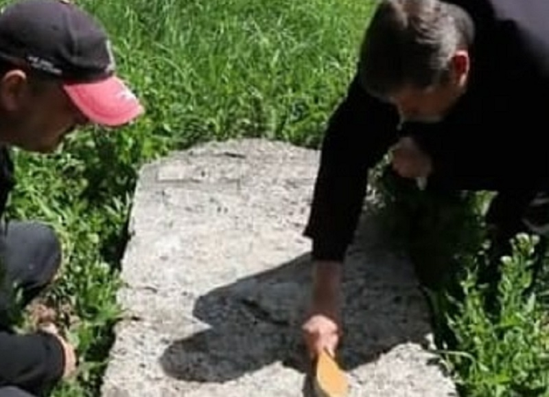 В Пятигорске из Комсомольского сквера неизвестные злоумышленники украли два артефакта XVIII века В Пятигорске из Комсомольского сквера неизвестные злоумышленники украли два артефакта XVIII века