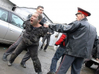 Молодой человек ударил ногами полицейского и сорвал с него погон на Ставрополье