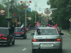 Группа молодежи с национальными флагами перекрыла дорогу в Пятигорске
