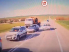 Момент столкновения фуры и автомобиля с волгоградскими детьми попал на видео