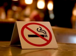 В Госдуме внесли законопроект, разрешающий курение на летних верандах и открытых кафе