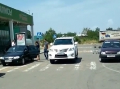 Автохам бросил внедорожник на «зебре» посреди дороги в Ставропольском крае