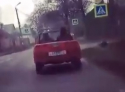 Поездка красного кабриолета с советскими номерами попала на видео в Пятигорске