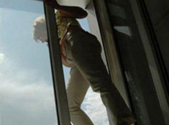 В Ставрополе пенсионерка выпала из окна своей квартиры