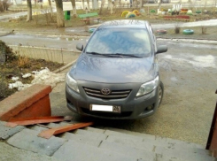 «Бог парковки» бросил авто прямо перед пандусом в Ставрополе 