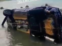 Унесенные штормом машины ставропольцев достали из моря в Сочи